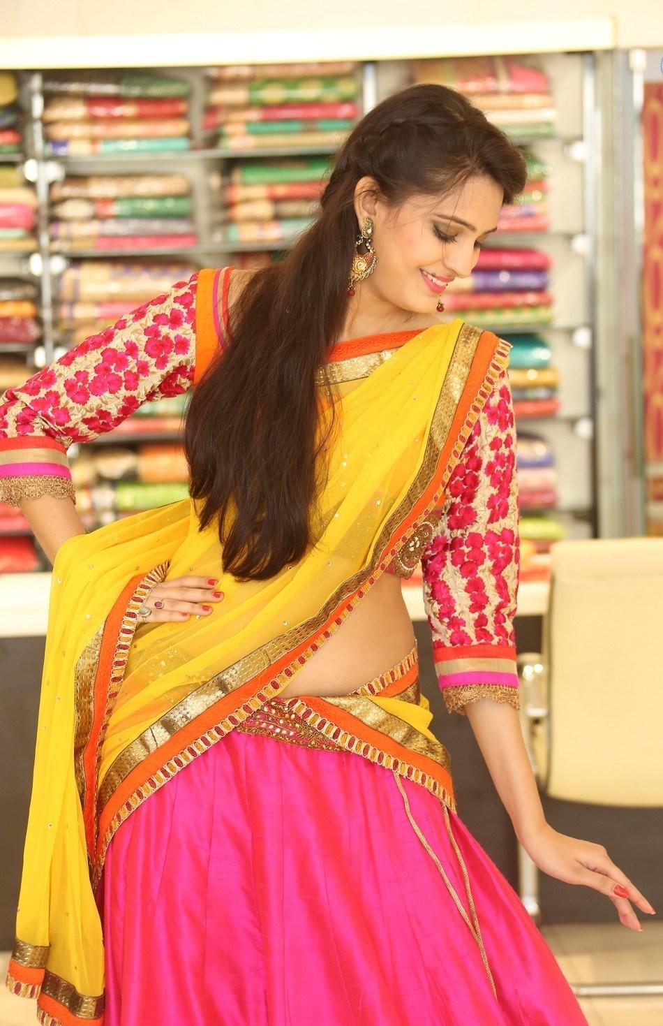 Swetha Jadhav beautiful navel photos