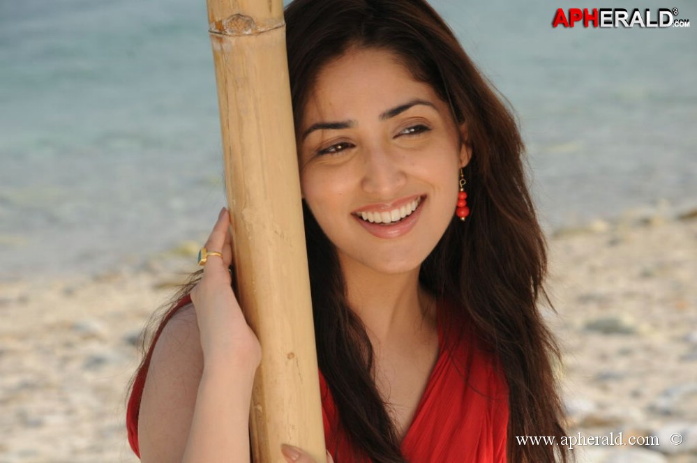 Yami Gautam Red Saree Images