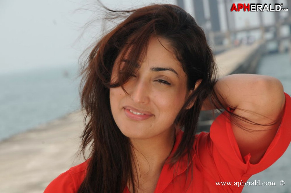 Yami Gautam Red Saree Images