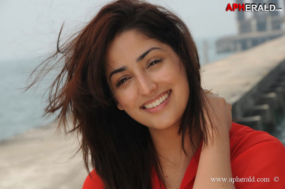 Yami Gautam Red Saree Images