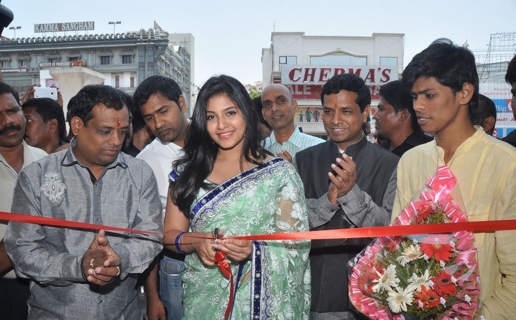 Anjali Launches Priyanka Shopping Mall Stills