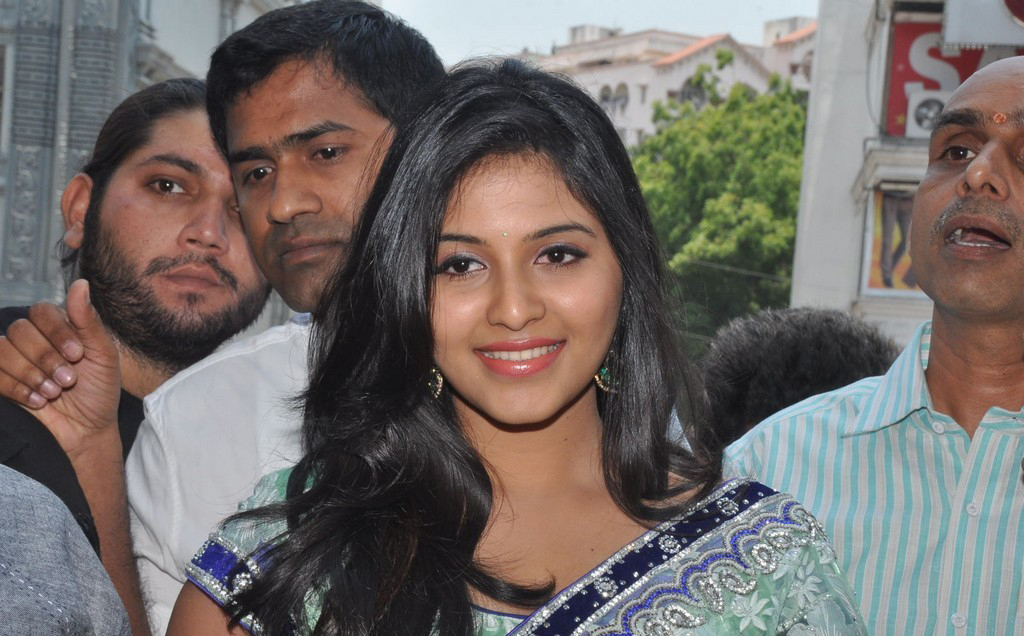 Anjali Launches Priyanka Shopping Mall Stills