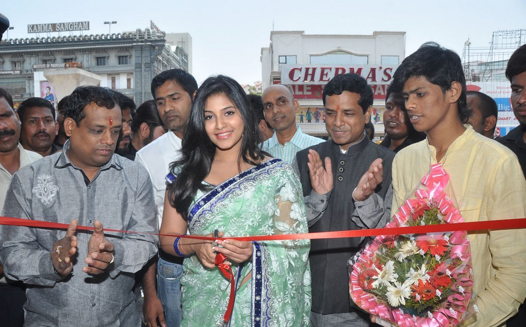 Anjali Launches Priyanka Shopping Mall Stills