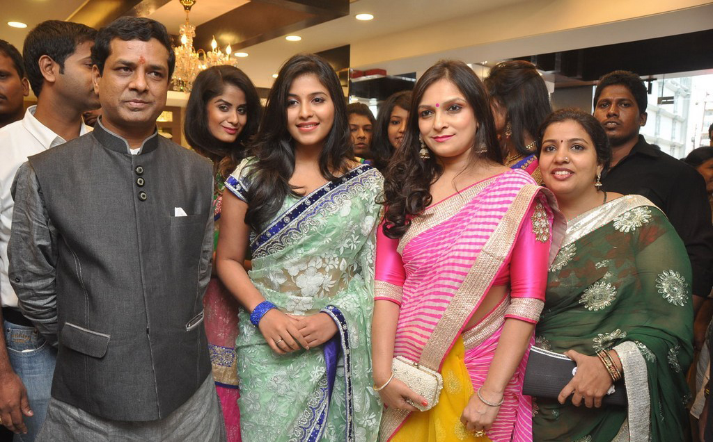 Anjali Launches Priyanka Shopping Mall Stills