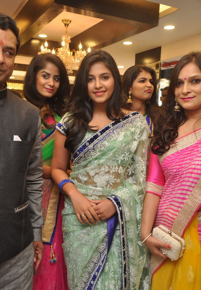 Anjali Launches Priyanka Shopping Mall Stills