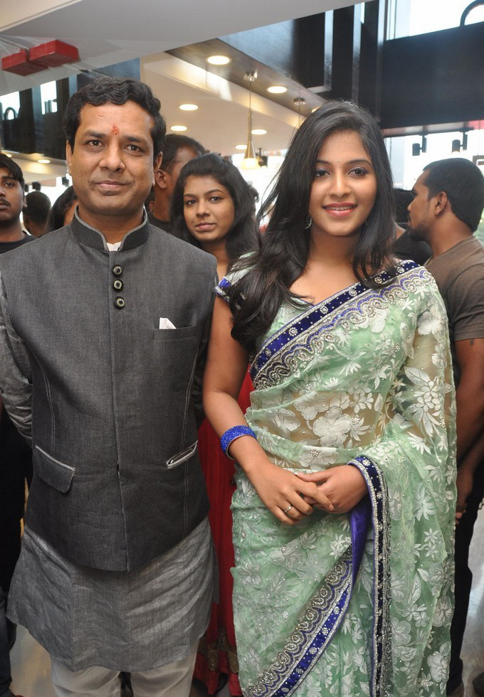 Anjali Launches Priyanka Shopping Mall Stills