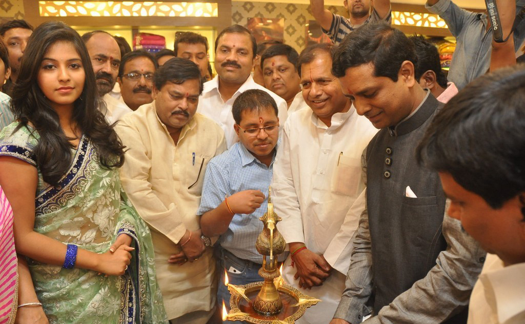 Anjali Launches Priyanka Shopping Mall Stills