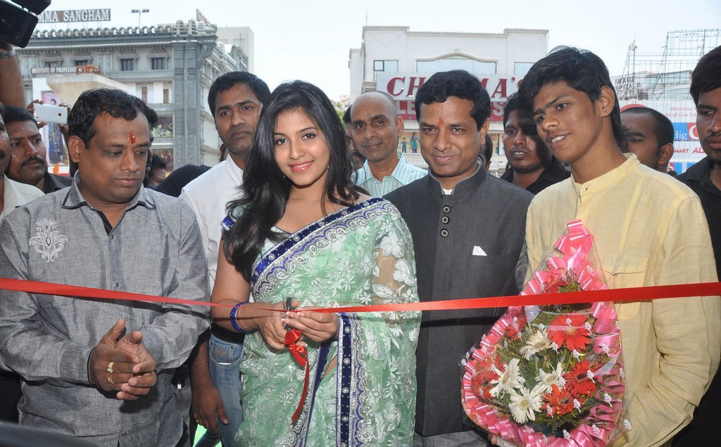 Anjali Launches Priyanka Shopping Mall Stills