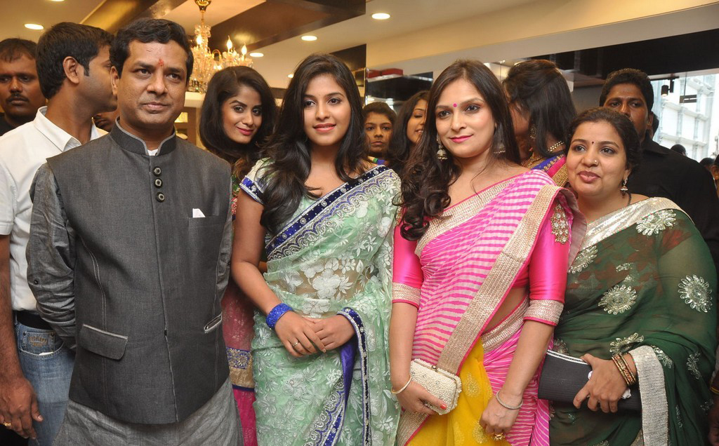 Anjali Launches Priyanka Shopping Mall Stills