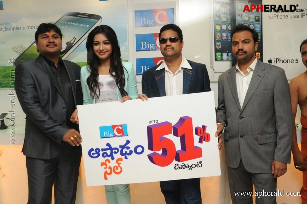 Catherine Tresa at Big C Store Launch