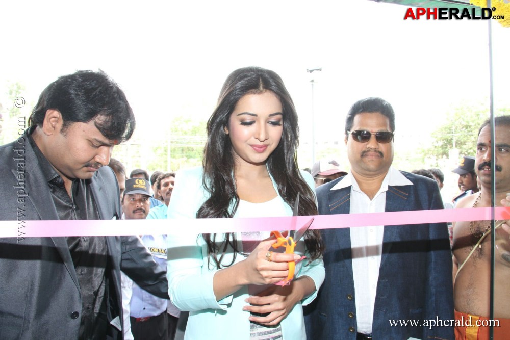 Catherine Tresa at Big C Store Launch