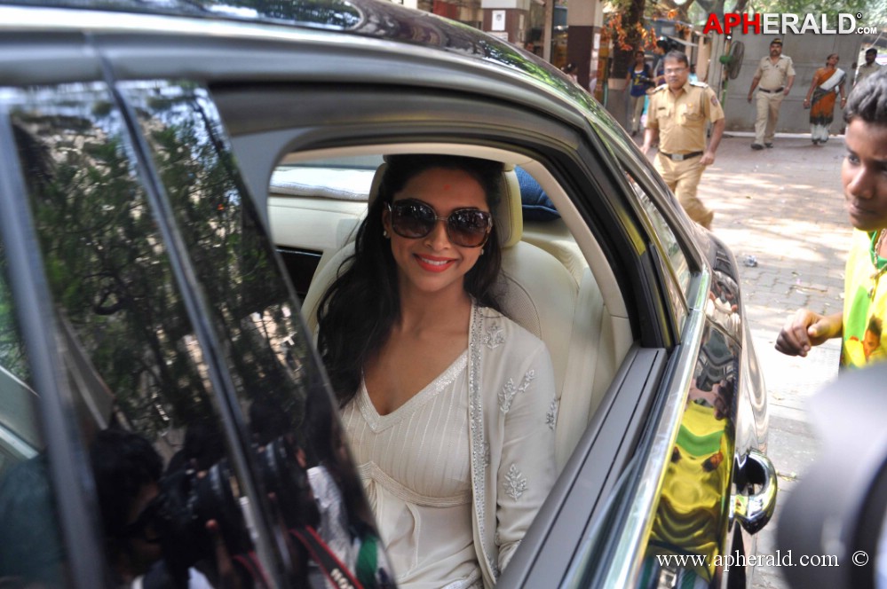 Deepika Padukone at Siddhivinayak Temple