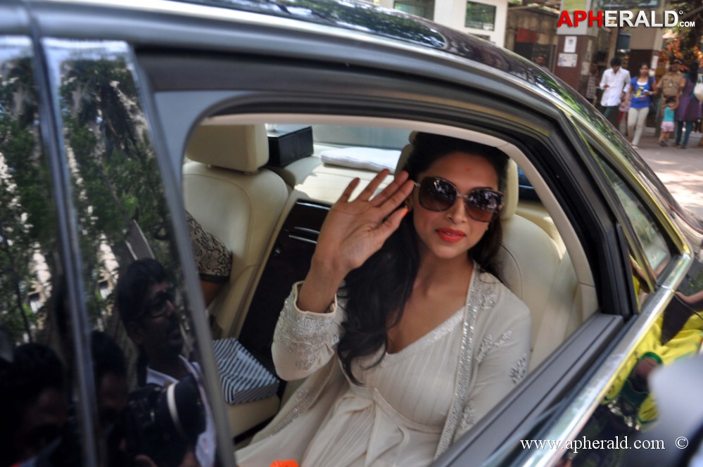 Deepika Padukone at Siddhivinayak Temple