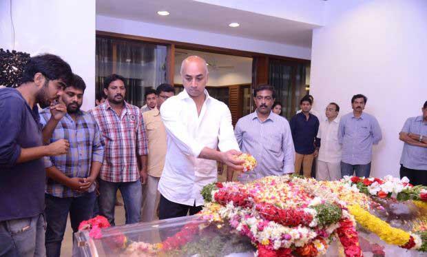 Family Members Paying Homage To Ramanaidu