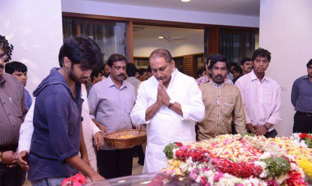 Family Members Paying Homage To Ramanaidu