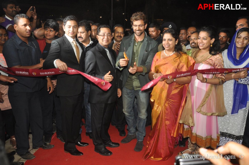 Hrithik Roshan Inaugurates Joyalukkas Showroom