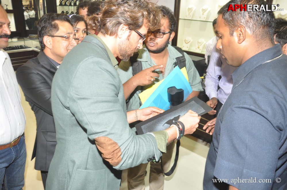 Hrithik Roshan Inaugurates Joyalukkas Showroom