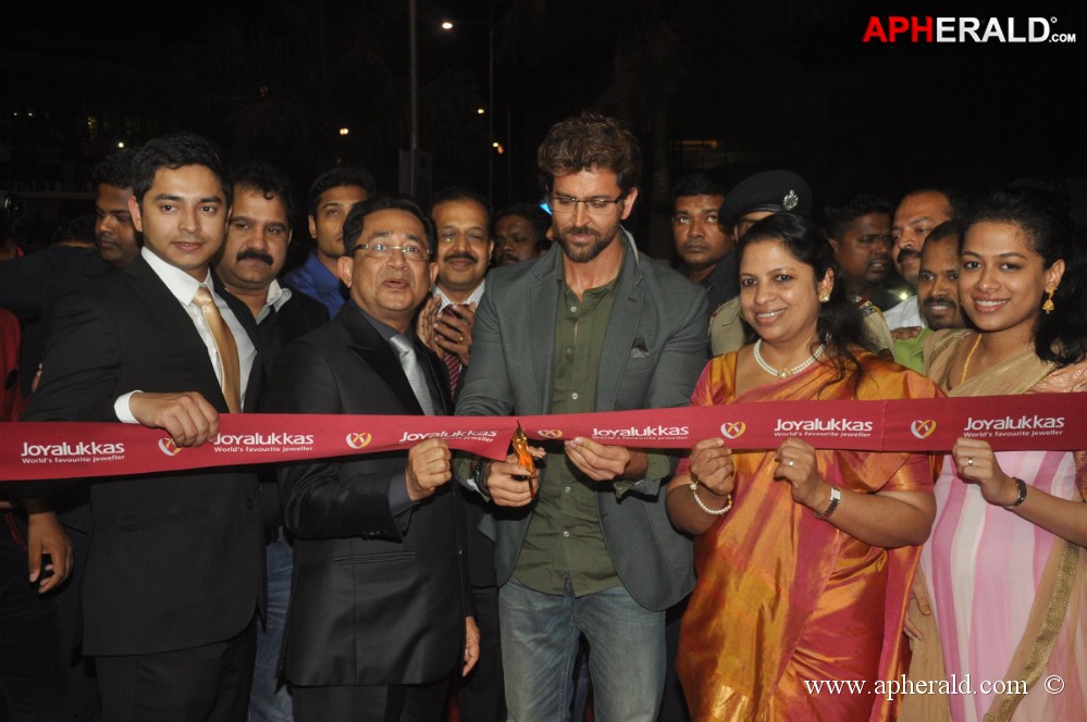 Hrithik Roshan Inaugurates Joyalukkas Showroom