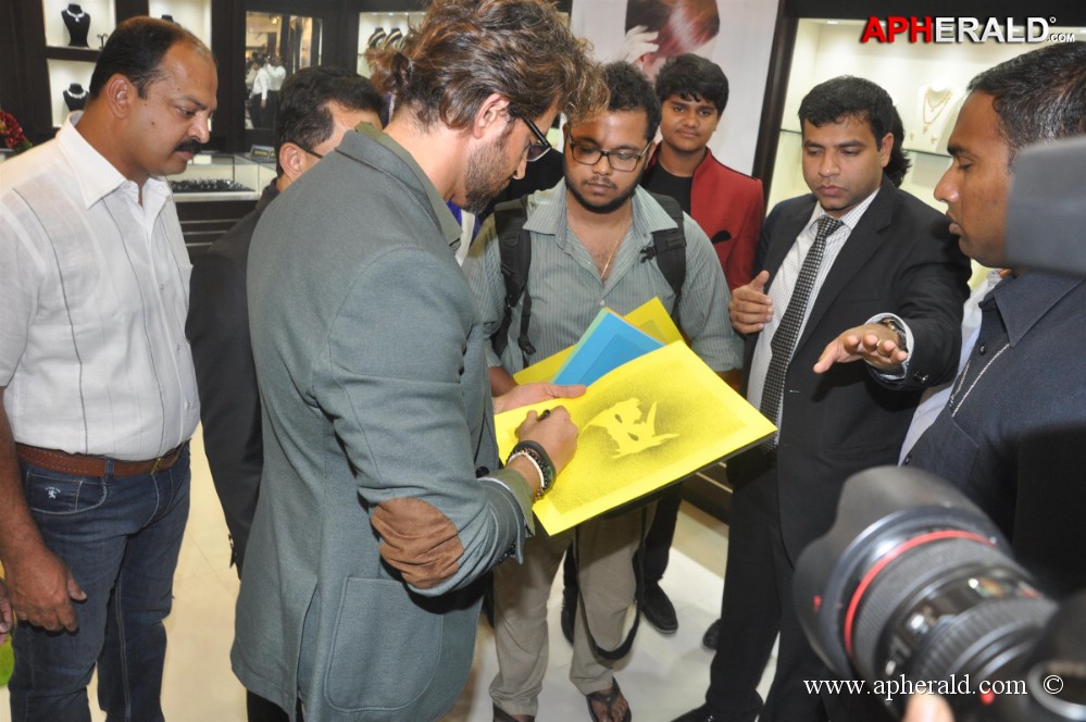 Hrithik Roshan Inaugurates Joyalukkas Showroom