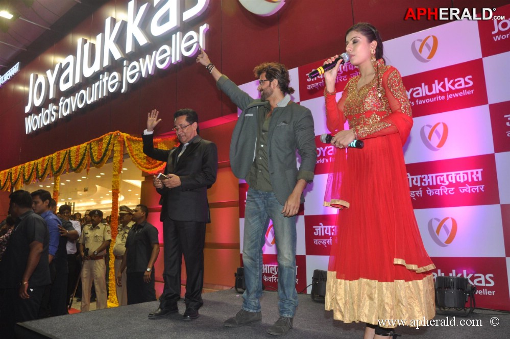 Hrithik Roshan Inaugurates Joyalukkas Showroom