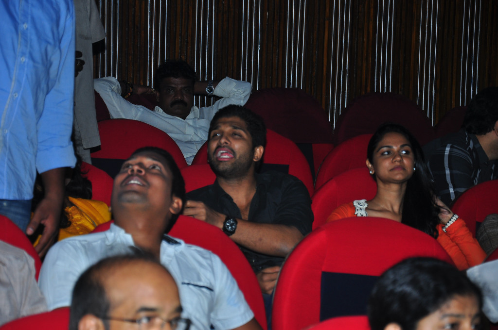 Iddarammayilatho Theatre Coverage