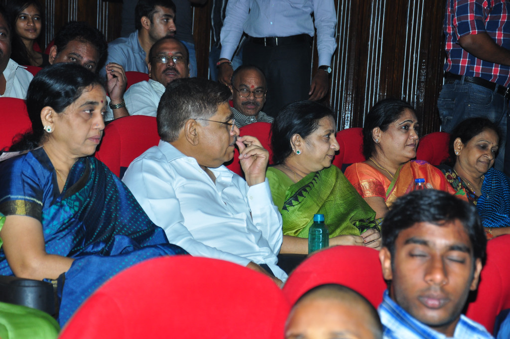 Iddarammayilatho Theatre Coverage