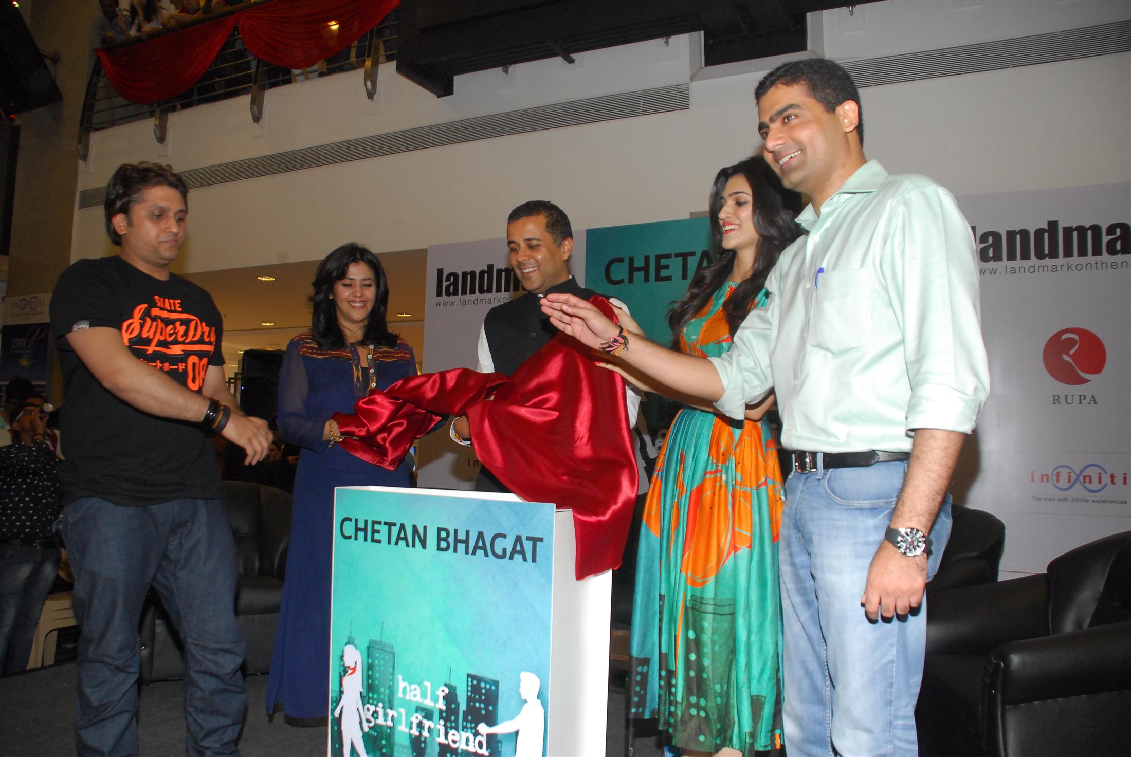 Kriti Sanon Launch Chetan Bhagat Half Girlfriend Book