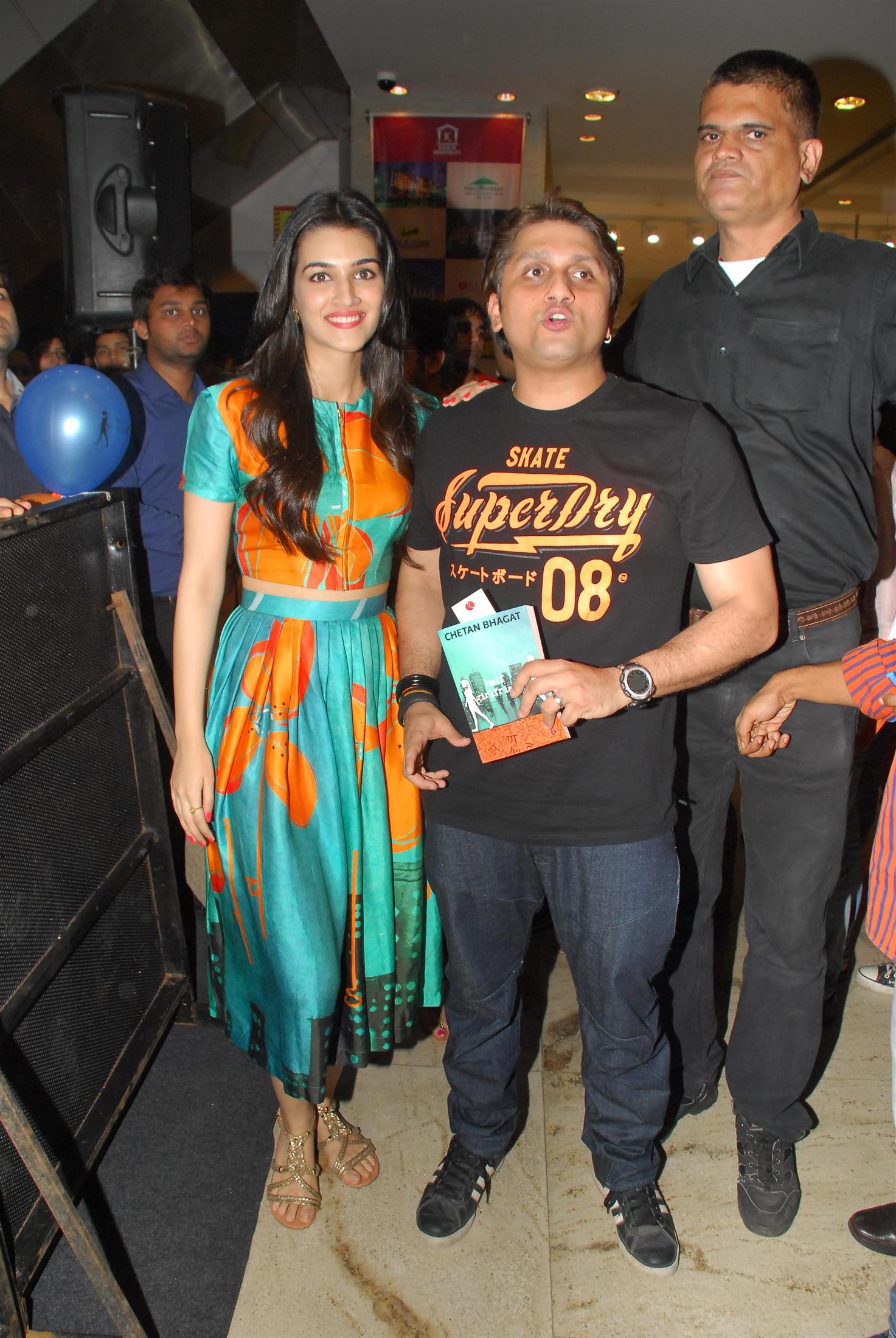 Kriti Sanon Launch Chetan Bhagat Half Girlfriend Book