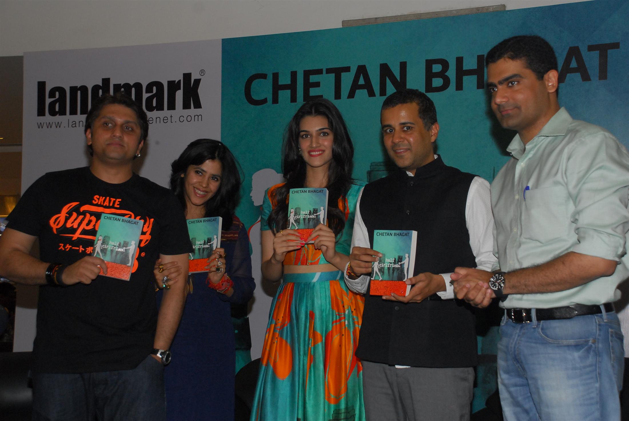 Kriti Sanon Launch Chetan Bhagat Half Girlfriend Book