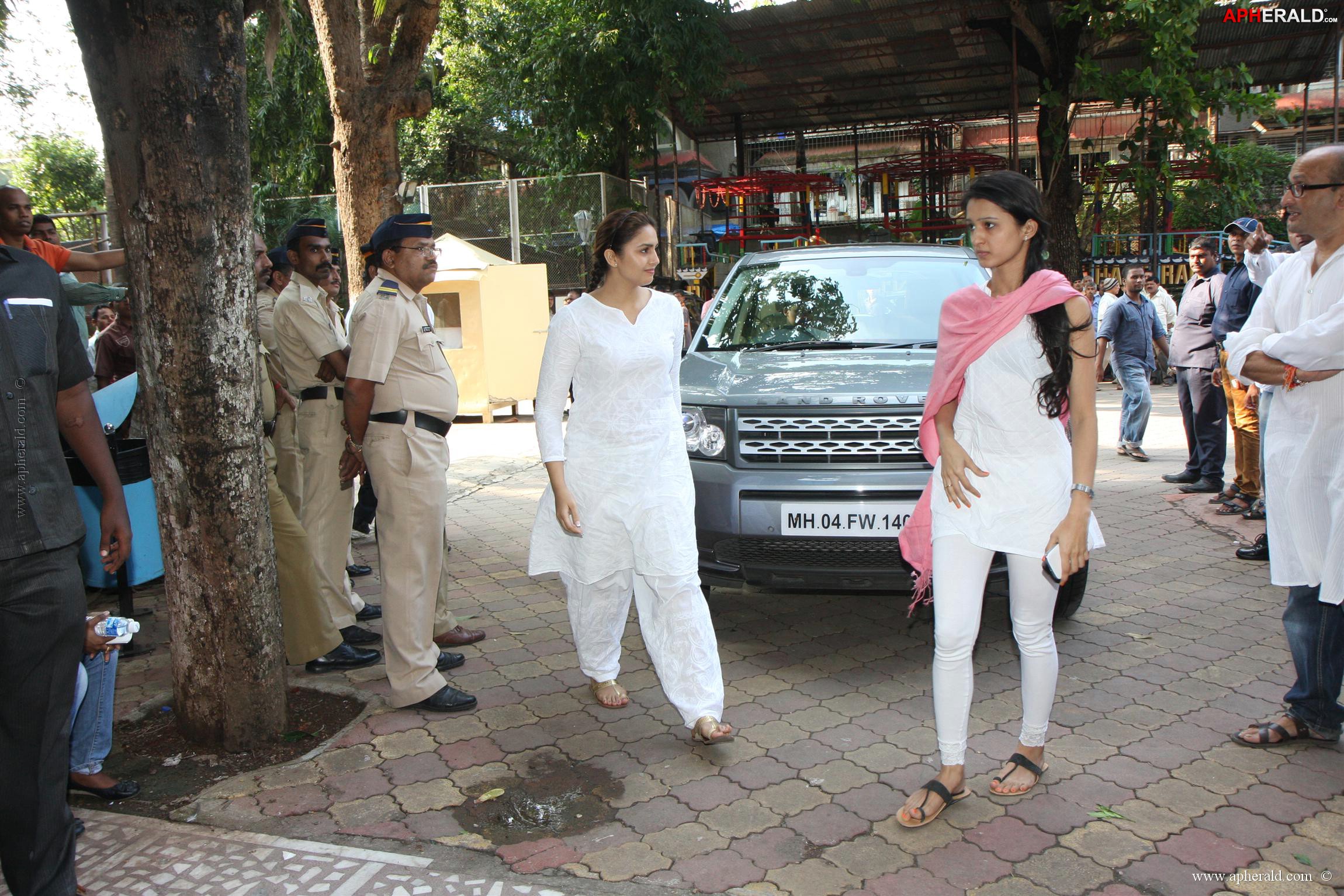 Bolly Celebs At Madhuri Dixit Father's Prayer Meet