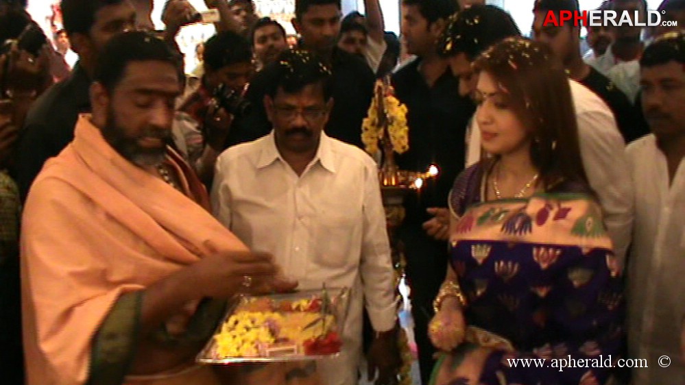 Pranitha Launches Srinikethan Shopping Mall