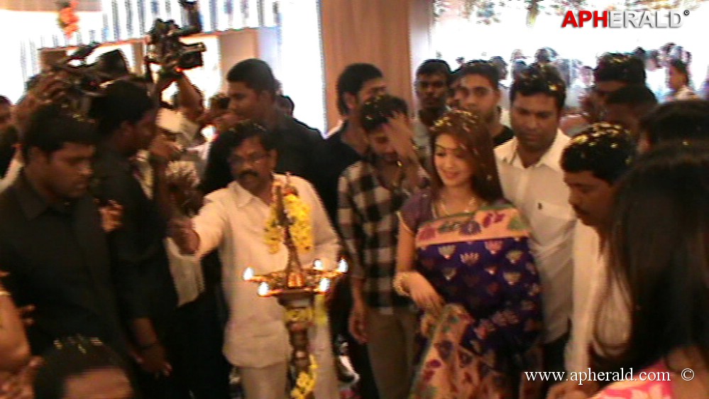 Pranitha Launches Srinikethan Shopping Mall