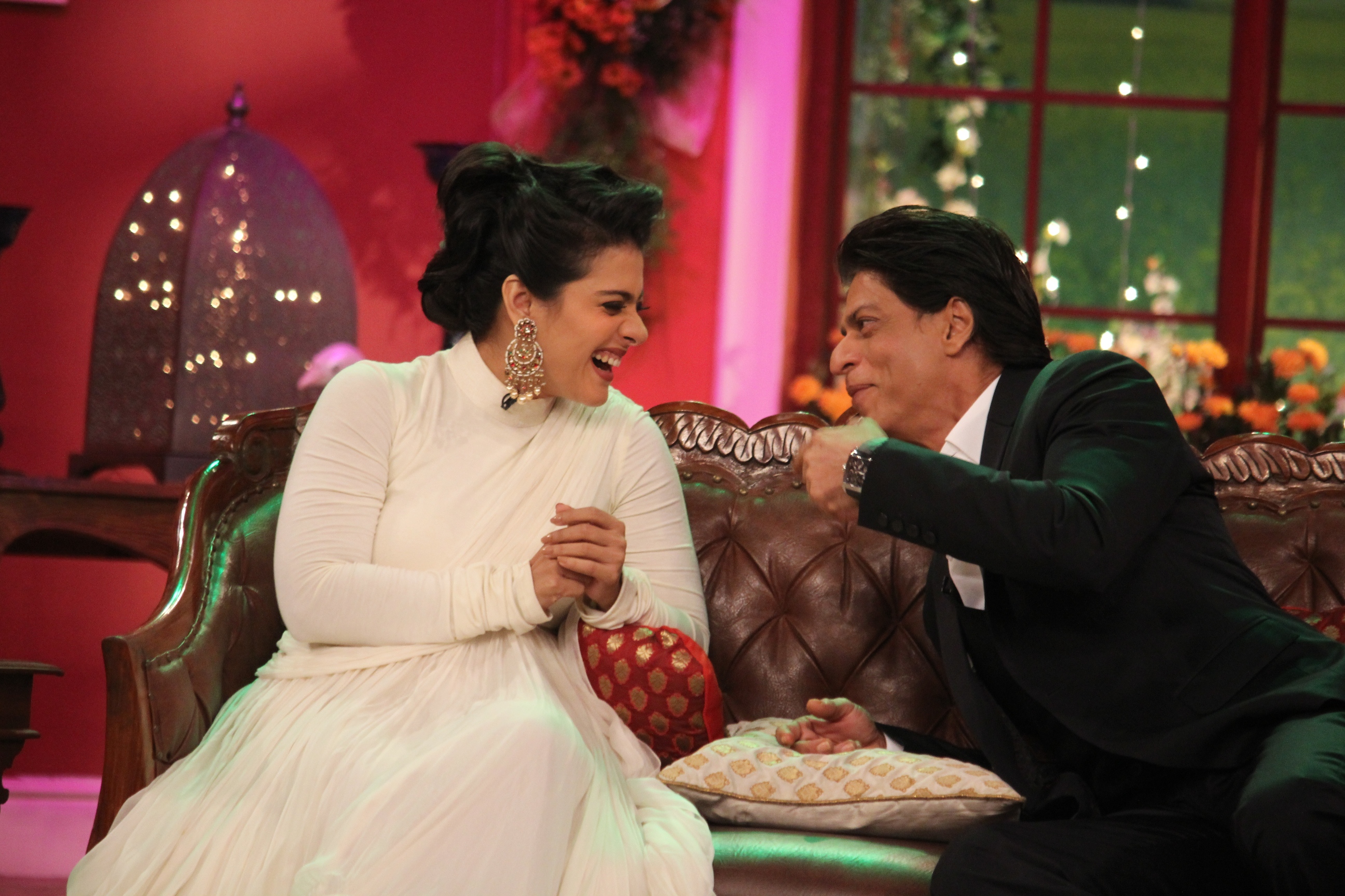 SRK and Kajol Shoot DDLJ 1000 weeks for CNWK