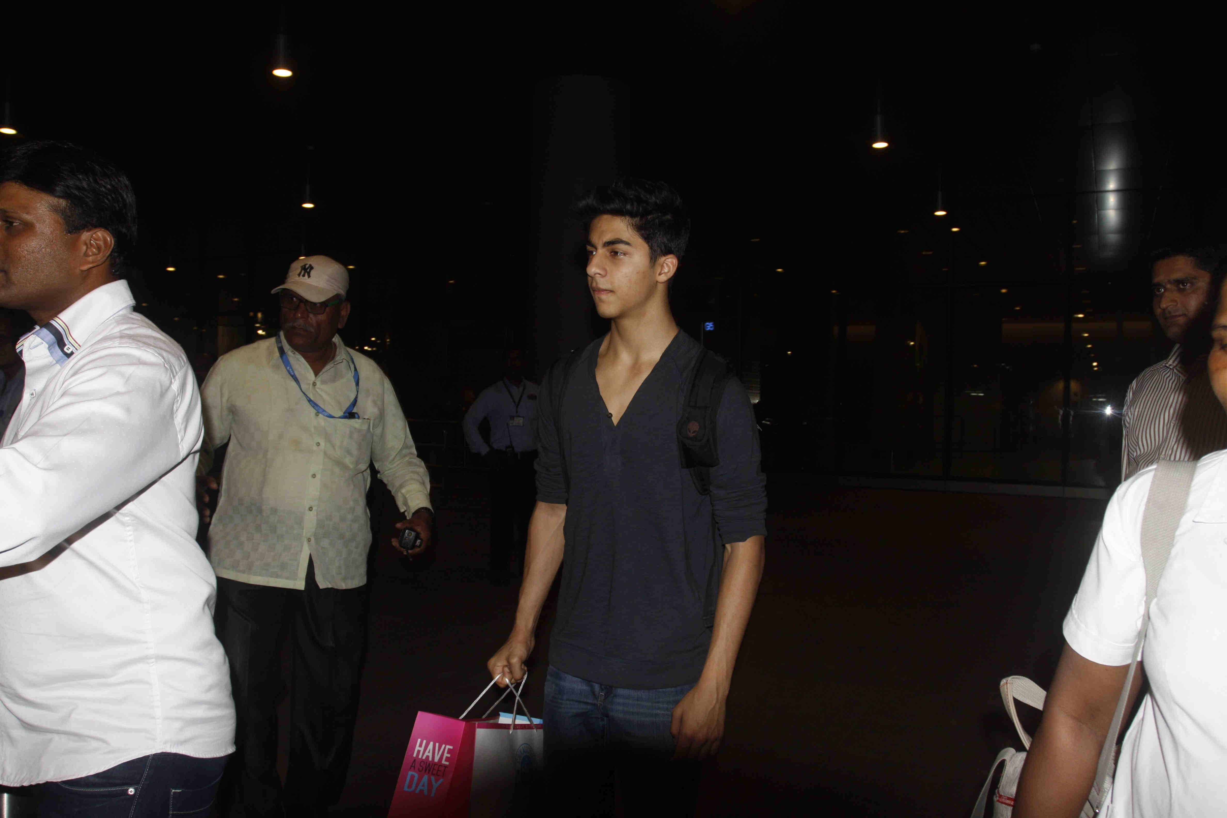 SRK family snapped at Mumbai Airport