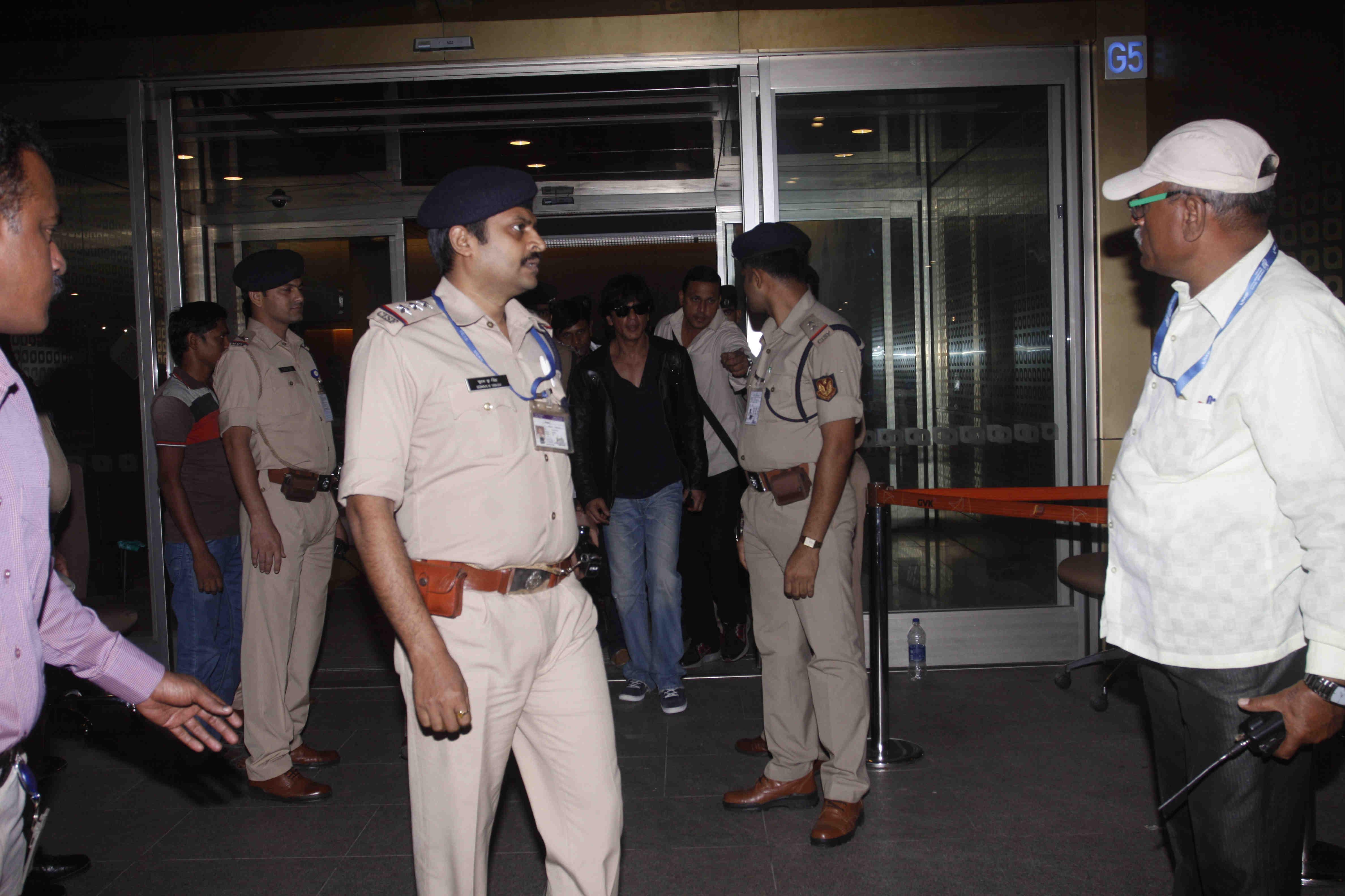 SRK family snapped at Mumbai Airport