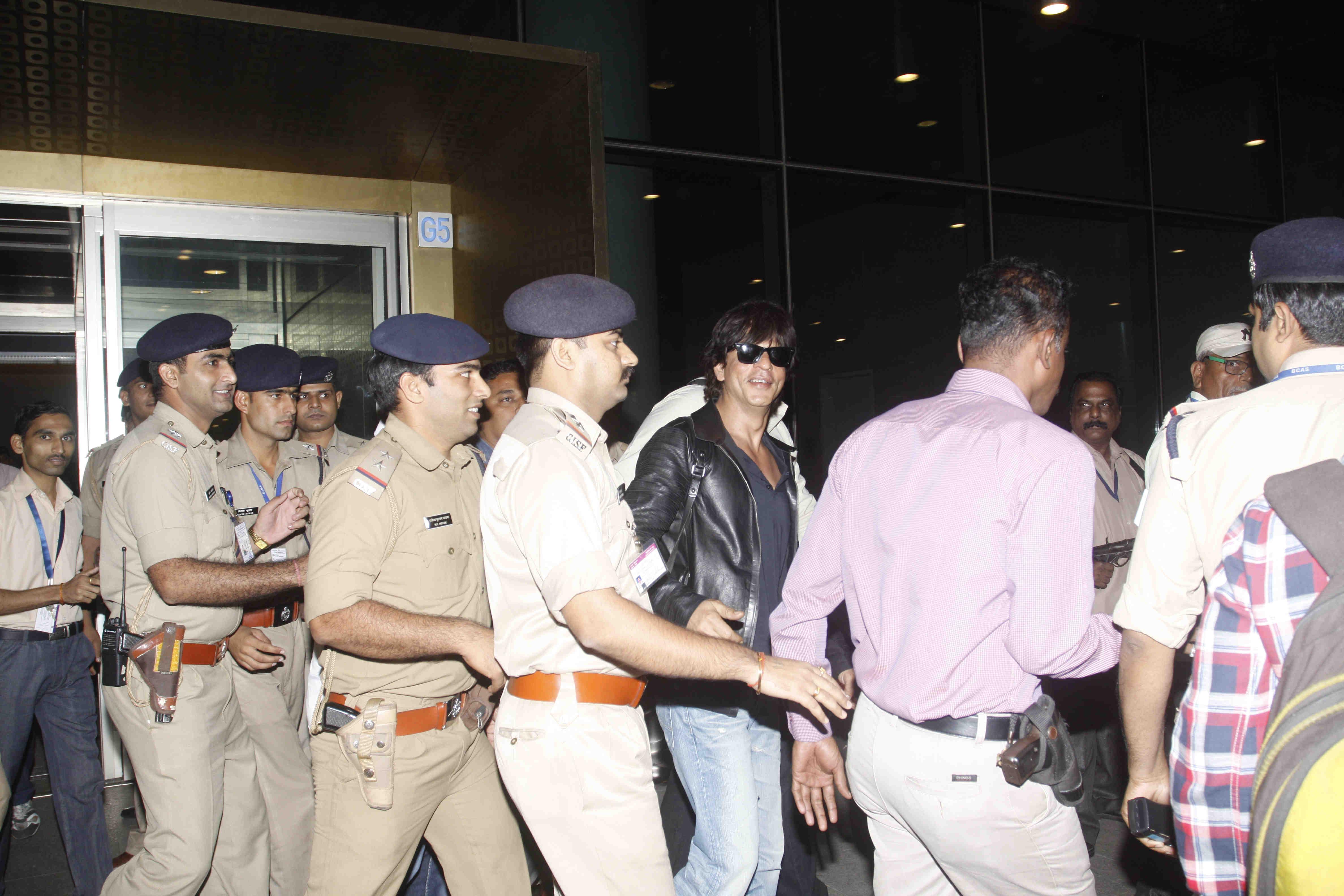 SRK family snapped at Mumbai Airport