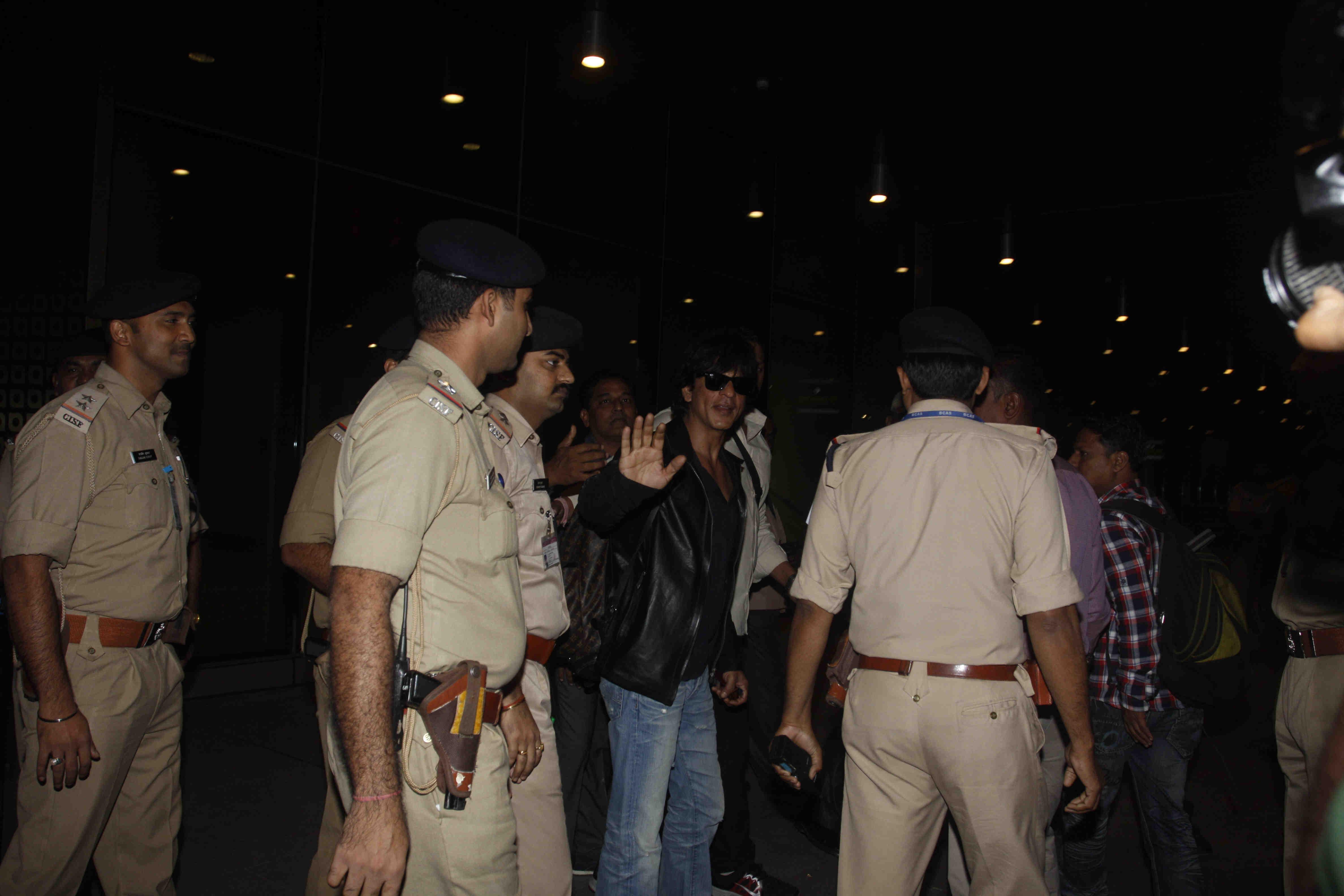 SRK family snapped at Mumbai Airport