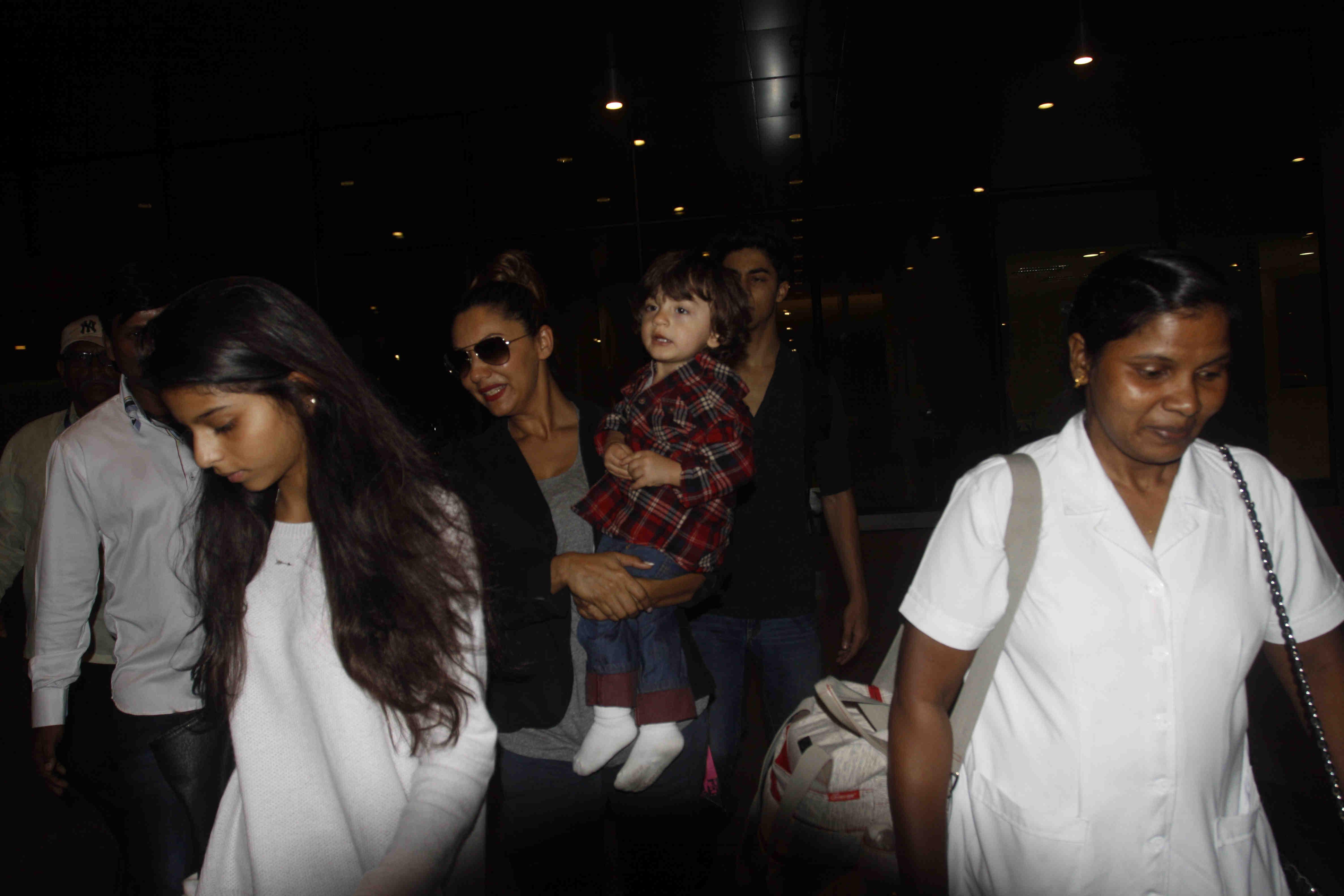 SRK family snapped at Mumbai Airport