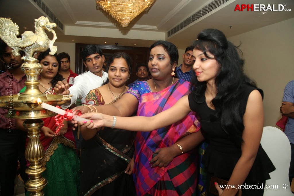 Tejaswi Launches TrenDz Exhibition Cum Sale