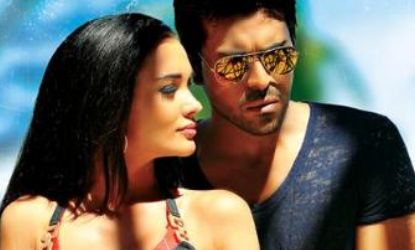 Amy Jackson Bikini pose with Ram Charan