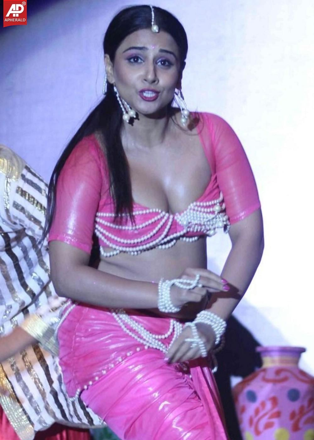 Actress Hot Navel n Cleavage Show