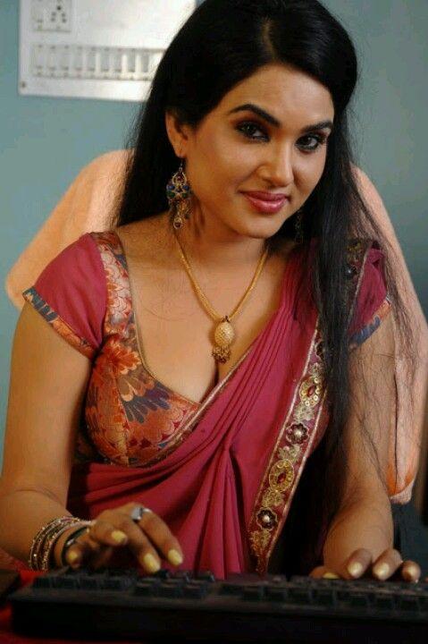 Actress Sexy cleavage Photos