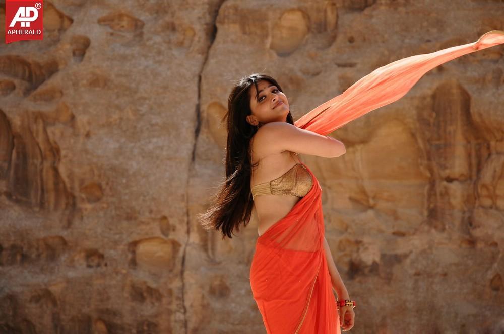 Anushka Hot Stills in Saree