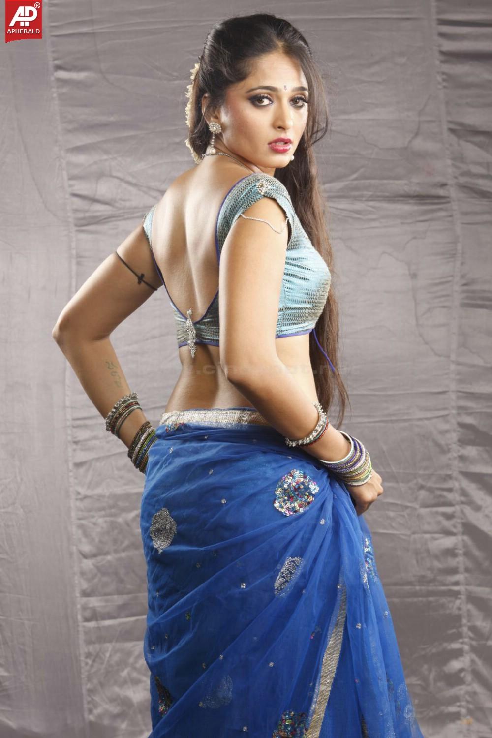 Anushka Hot Stills in Saree