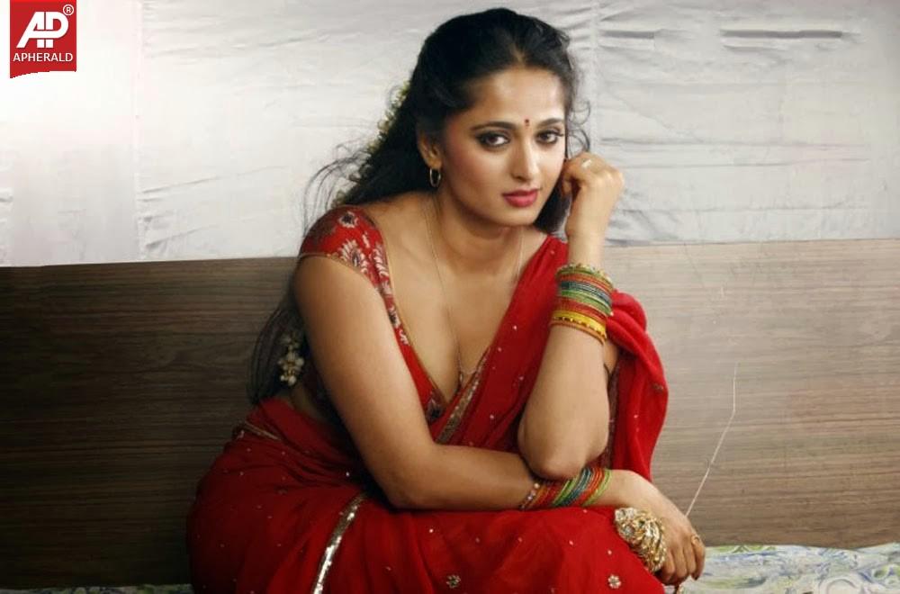 Anushka Hot Stills in Saree