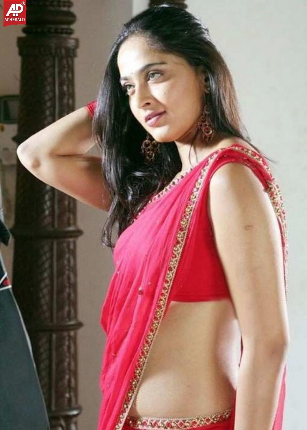 Anushka Hot Stills in Saree