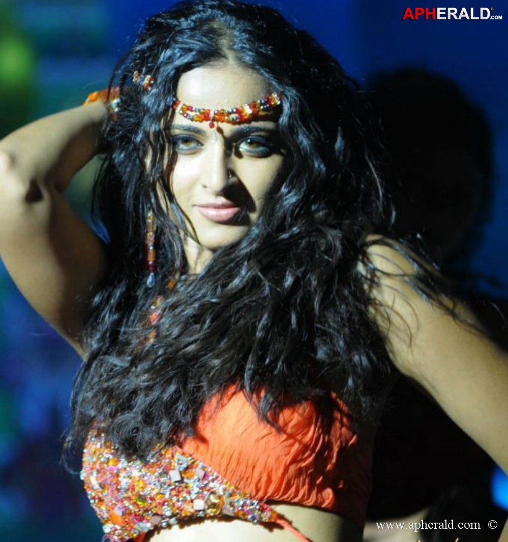 Anushka Shetty Hot Dance Galelry