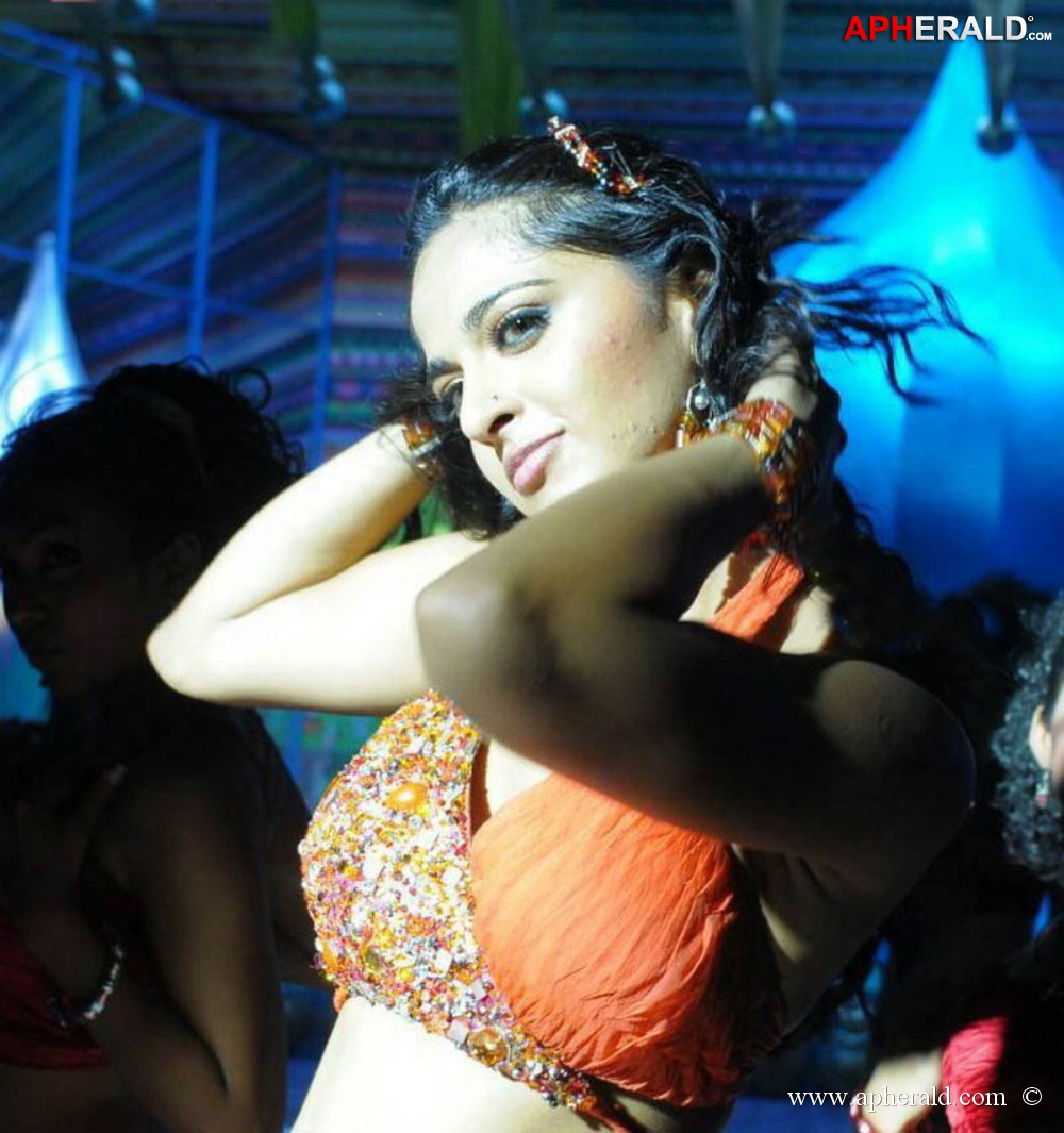 Anushka Shetty Hot Dance Galelry