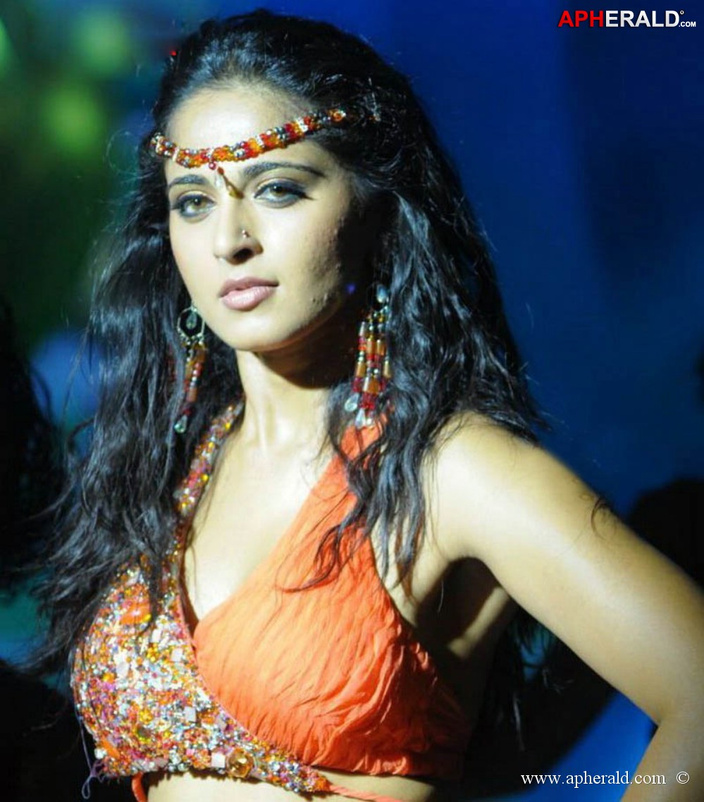 Anushka Shetty Hot Dance Galelry