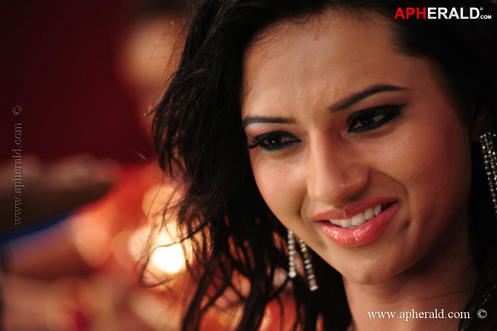 Isha Chawla Spicy Dance Pics